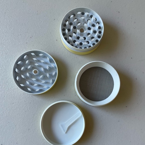 NWT Urban Outfitters Don’t Trip Leaf Grinder - Picture 8 of 8